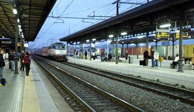 Roghi lungo la ferrovia, la polizia indaga 