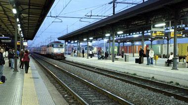 Roghi lungo la ferrovia, la polizia indaga