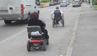 Corsa a ostacoli in sedia a rotelle «Assumetemi: faccio io le multe» 