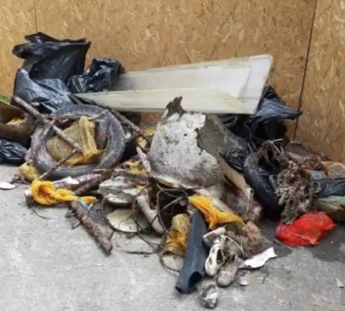 Alcuni dei rifiuti trovati durante l'iniziativa Mare pulito