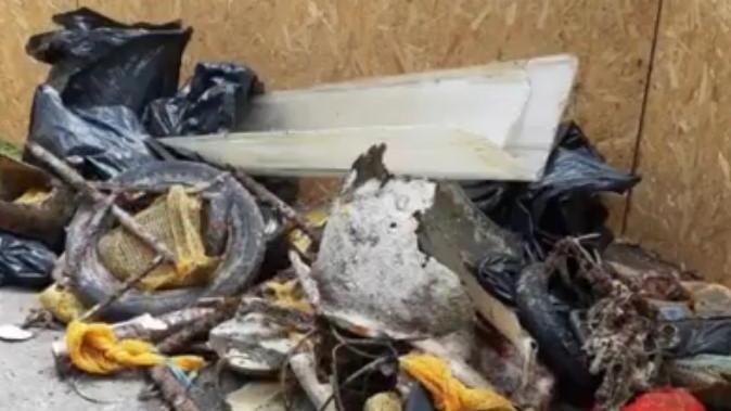 Alcuni dei rifiuti trovati durante l'iniziativa Mare pulito