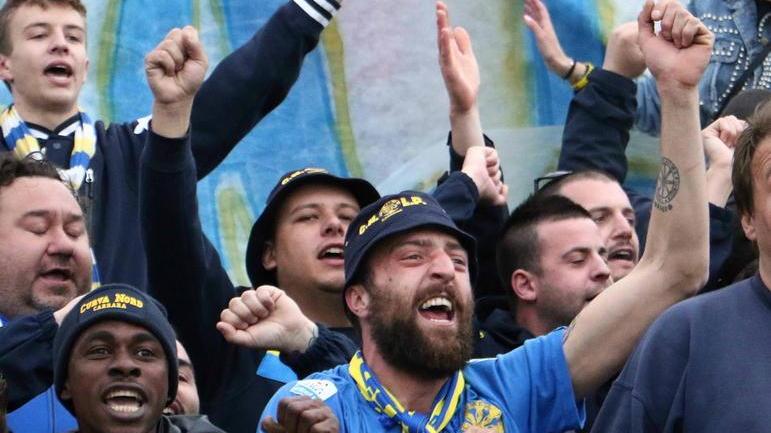 In 200 davanti allo stadio contestano il sindaco: «Rivogliamo la nostra casa»