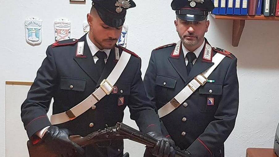 Fucile con matricola abrasa in casa: arrestato