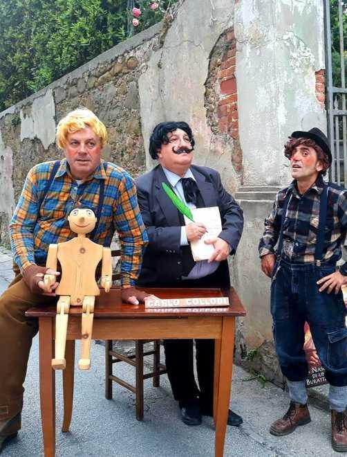 Centinaia di curiosi per Pinocchio in strada