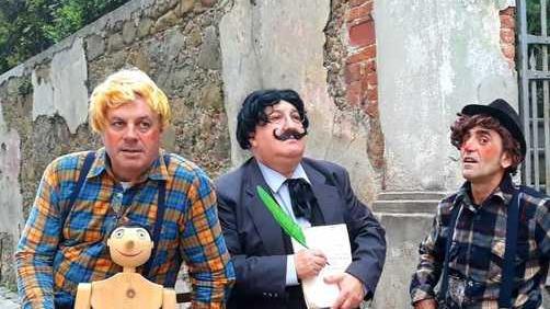 Centinaia di curiosi per Pinocchio in strada