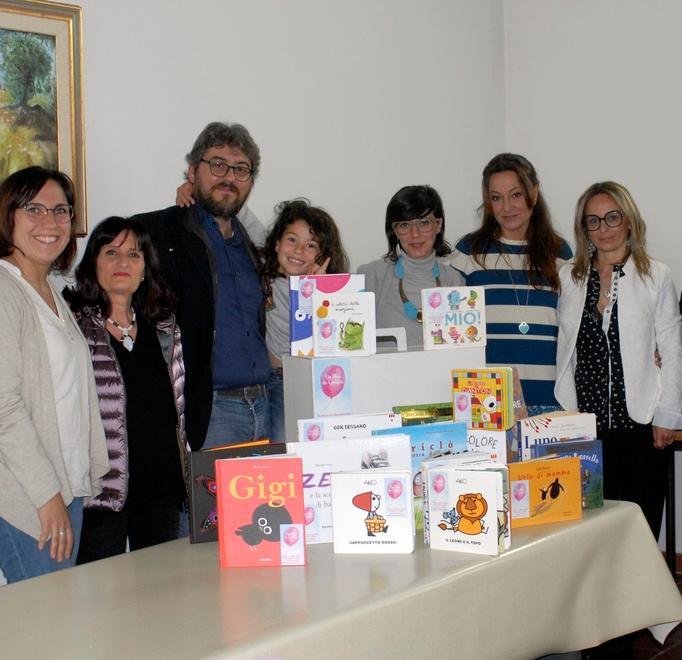 Giorgia morì a undici mesi la famiglia dona libri agli asili 