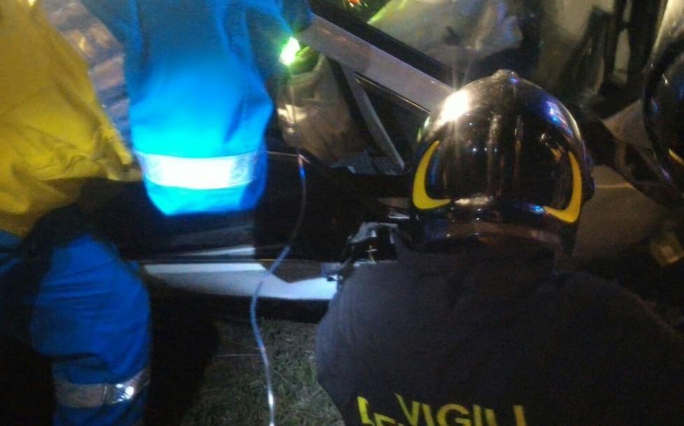 Si ribalta in auto: 48enne ferito
