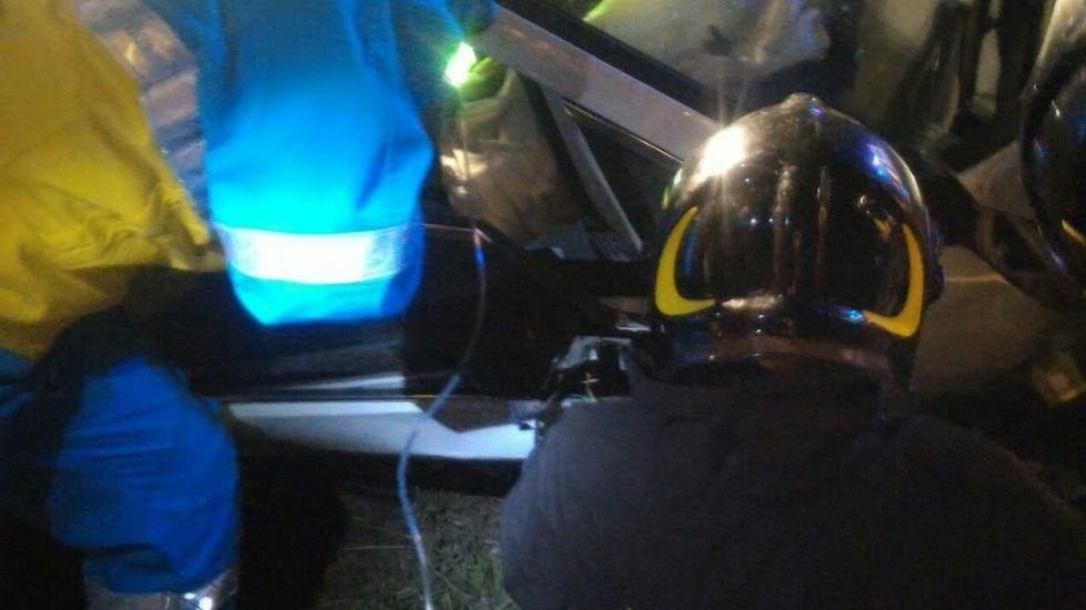 Si ribalta in auto: 48enne ferito
