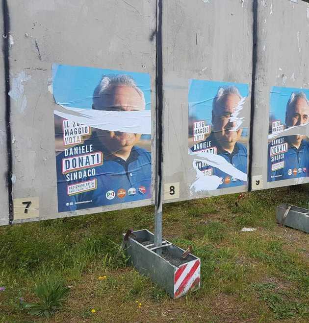 Imbrattati i manifesti del candidato Donati