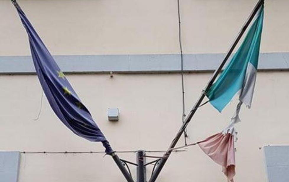Bandiera italiana senza decoro 