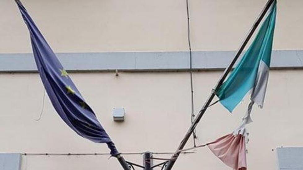 Bandiera italiana senza decoro