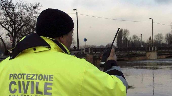 Passa la piena: ponti chiusi, case evacuate