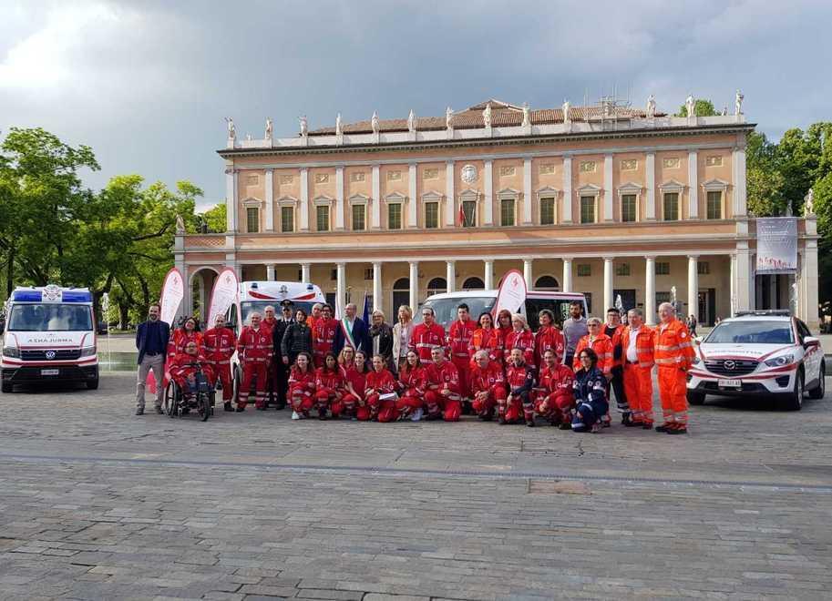Ambulanza e pulmino nuovi per la Cri di Reggio 