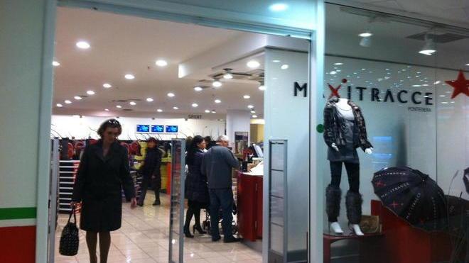 Shopping domenicale con poche aperture
