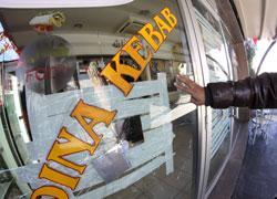 Gli sfasciano il locale per ritorsione 