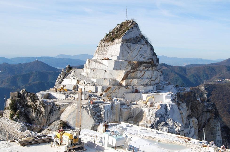 Una bella immagine del bacino di Bettogli con lo zuccotto ben visibile
