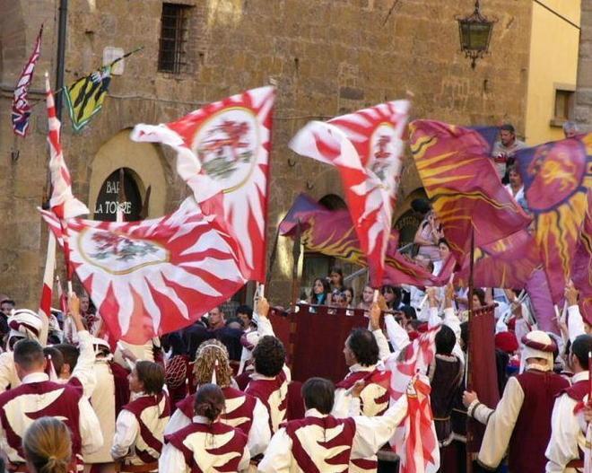 Sbandieratori e balestrieri, a Volterra arriva il torneo indoor 