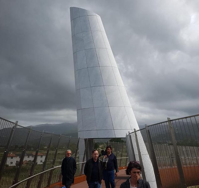 Il “faro” rivestito in marmo di Carrara lungo la passerella Portus Lunae
