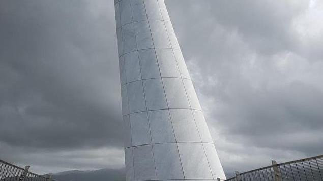 Il “faro” rivestito in marmo di Carrara lungo la passerella Portus Lunae