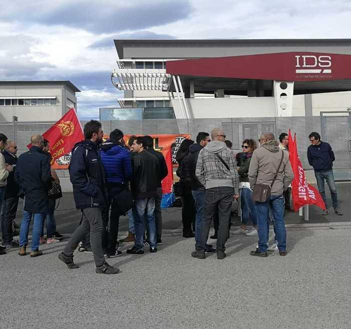 La protesta Fiom davanti ai cancelli dell’Ids durante lo sciopero