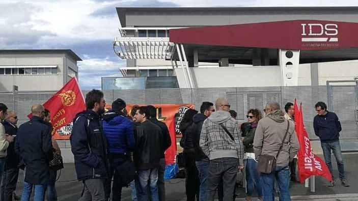 La protesta Fiom davanti ai cancelli dell’Ids durante lo sciopero