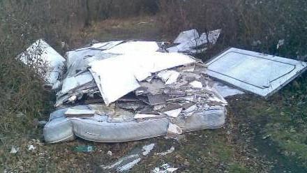Scaricava mobili, bloccato dal sindaco