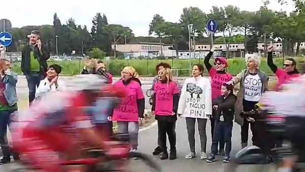 Alcuni cittadini del comitato Impronta verde al Giro d'Italia