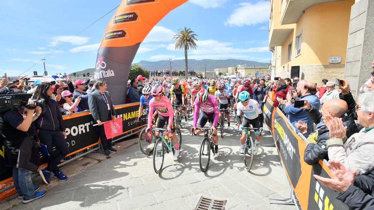 La partenza della quarta tappa del Giro d'Italia da Orbetello (Massimo Paolone/LaPress)