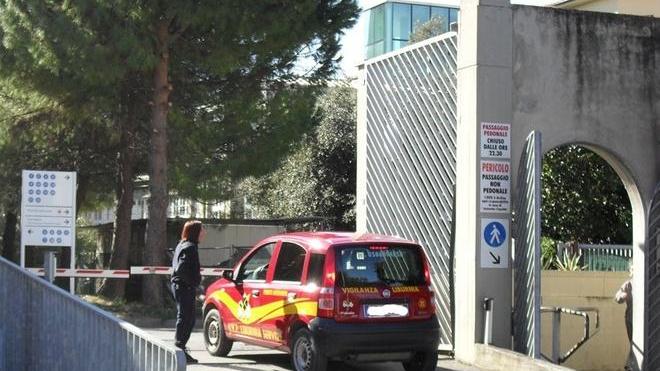 Cancelli chiusi di notte E chi è al pronto soccorso?