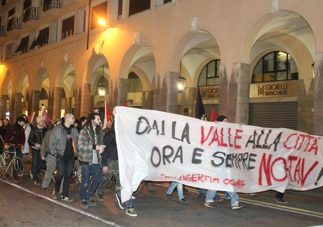Il grido dei no-Tav blocca il centro 