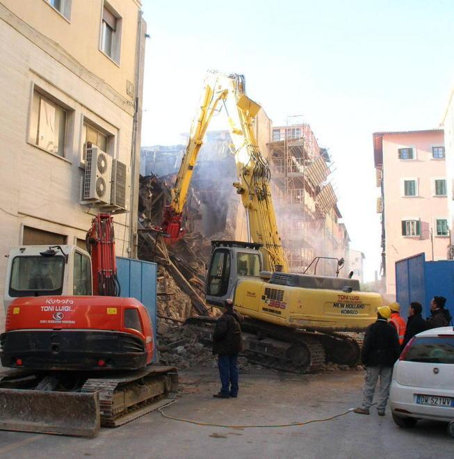 È iniziata la demolizione dell’ex cinema Moderno 