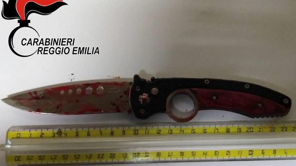Il coltello sequestrato dai carabinieri