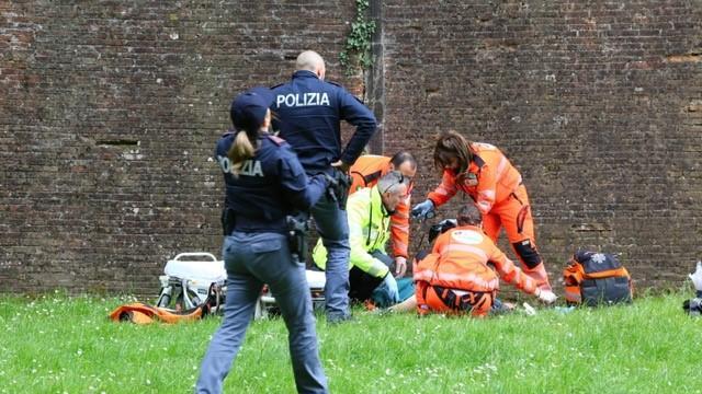 I soccorsi al ragazzo caduto dalle Mura (Foto Matteo Bini)