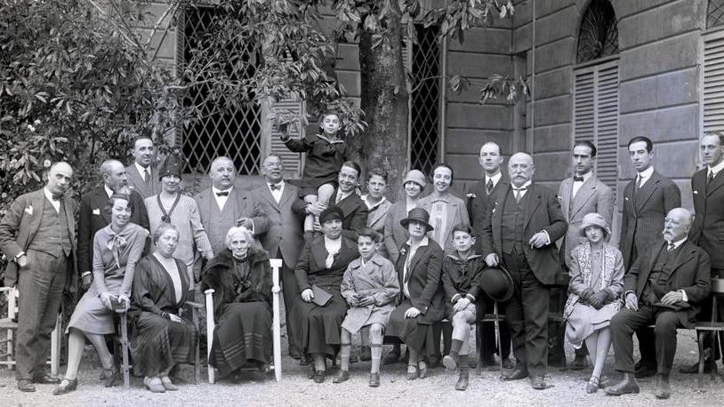 Foto di famiglia storiche, dai ritratti costruiti in studio ai clic scattati all’aperto