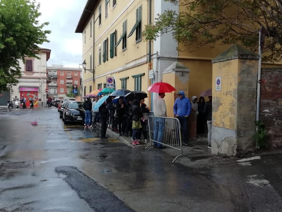 A lungo in fila anche sotto la pioggia per visitare il rifugio sotto il Castello di Piombino
