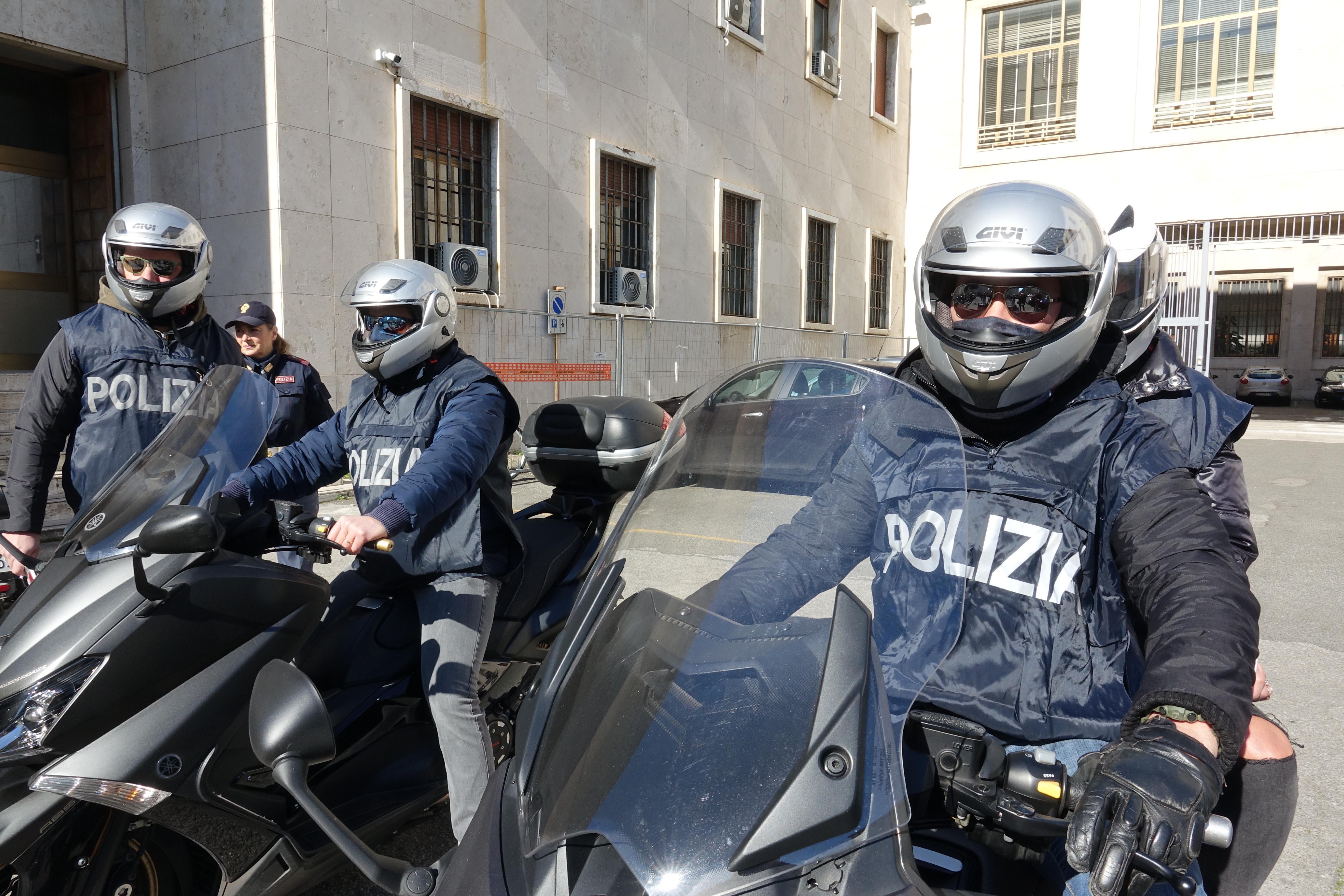 I "Falchi" della Squadra mobile della questura di Livorno (foto d'archivio)
