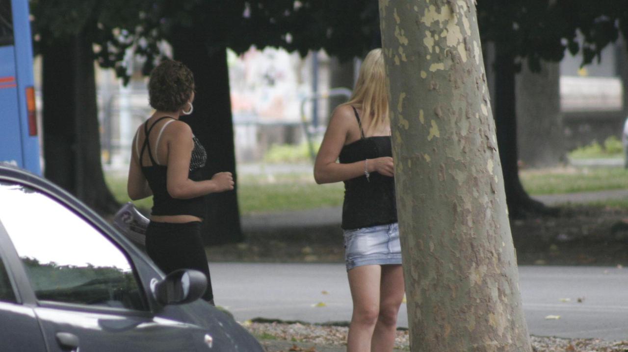 Prostitute in via Firenze (archivio)
