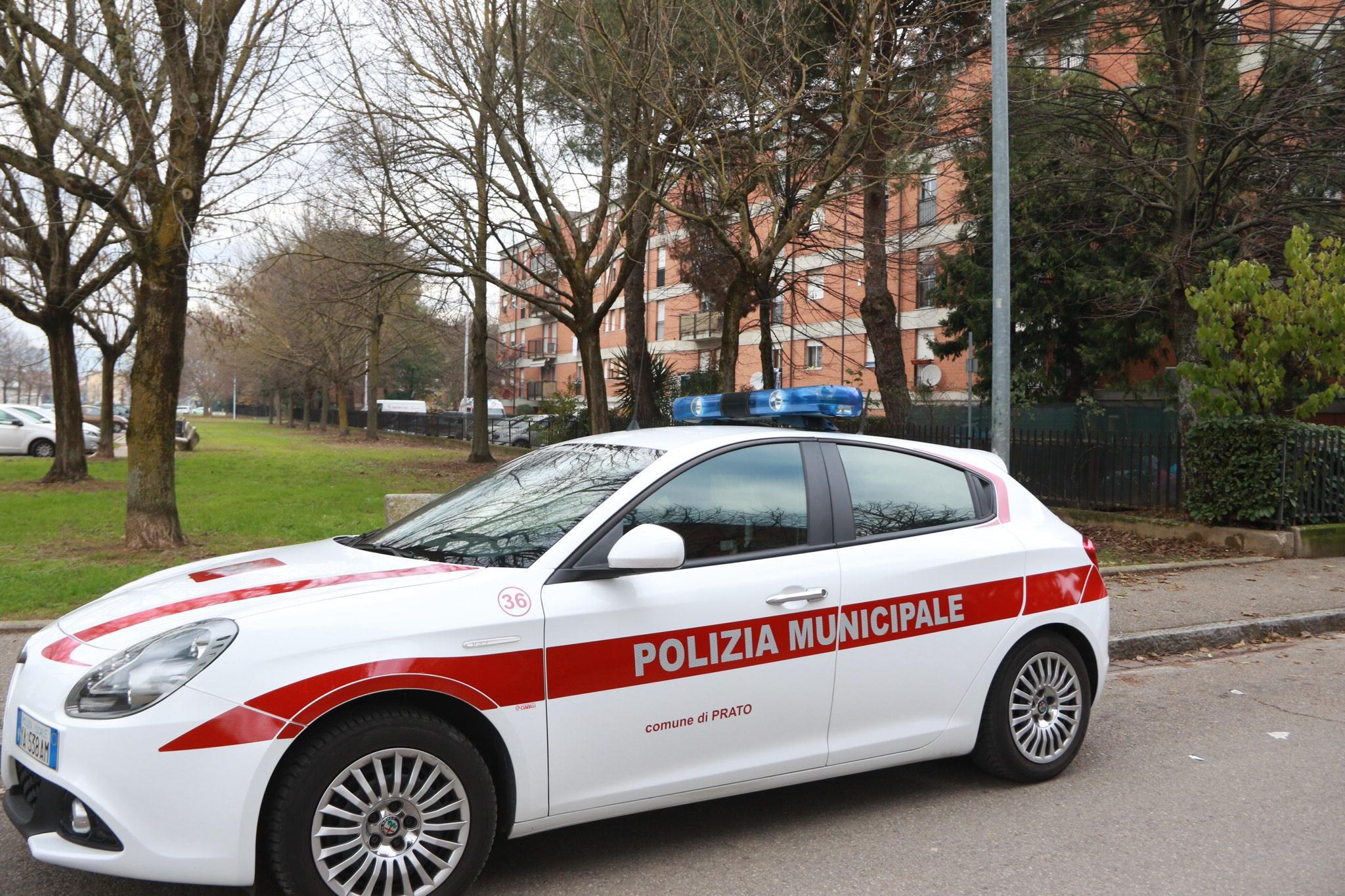 Un'auto della polizia municipale (foto d'archivio)