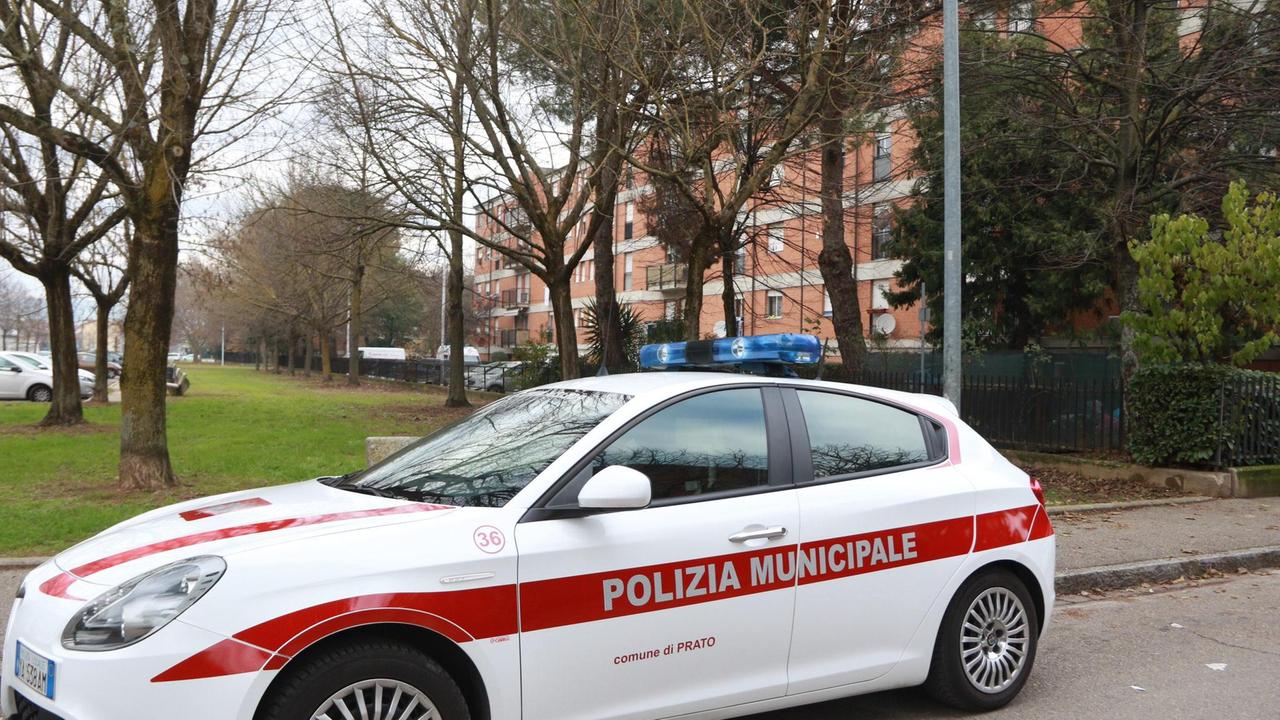 Un'auto della polizia municipale (foto d'archivio)