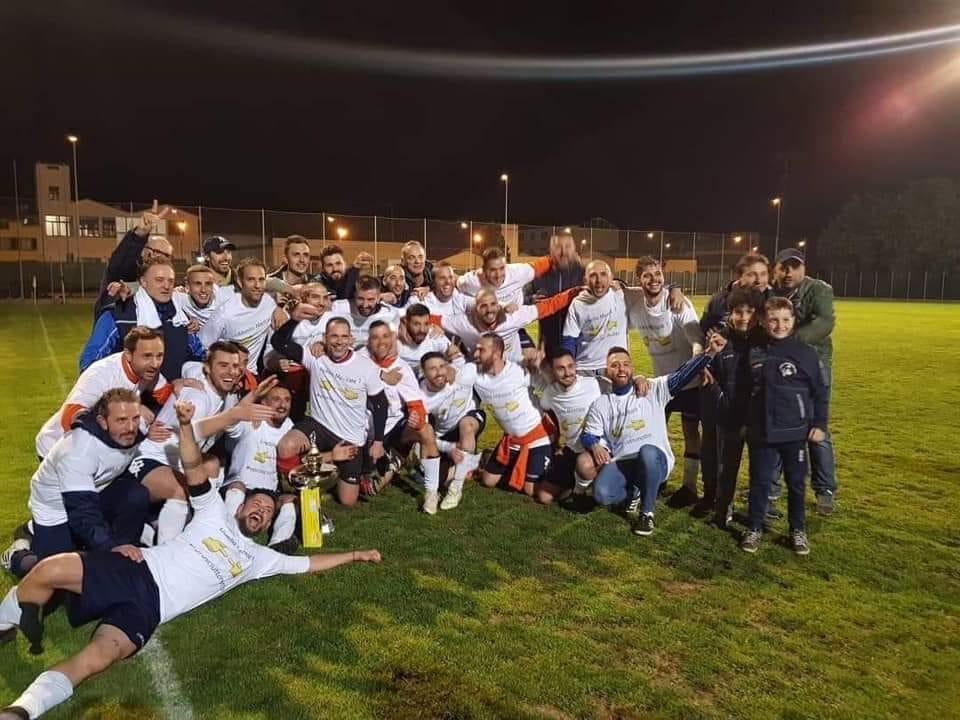 L'esultanza dei giocatori del Kickers Mezzana Narnali dopo la vittoria della finale provinciale Eccellenza Uisp