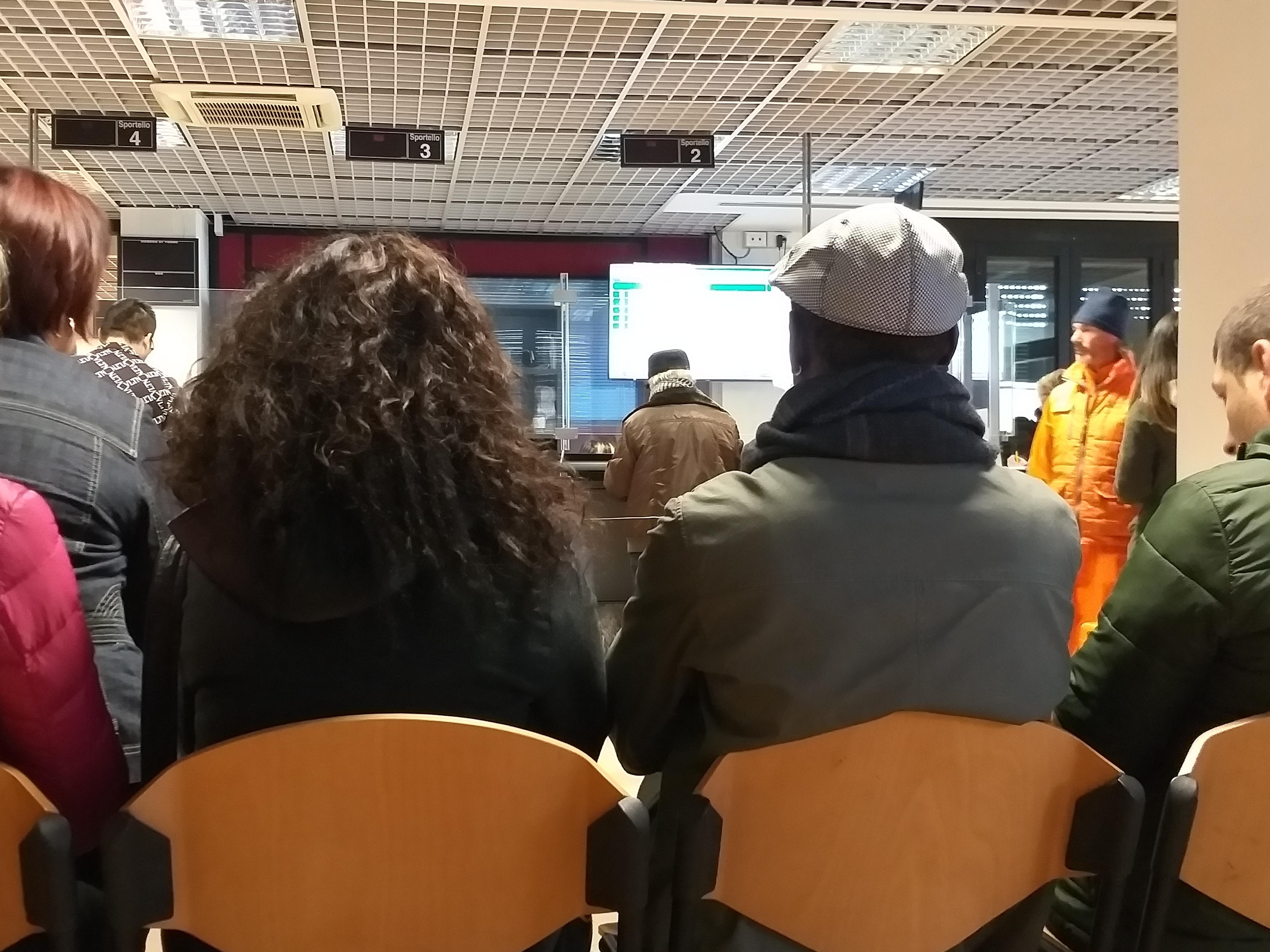 Utenti in coda all'Inps di Prato