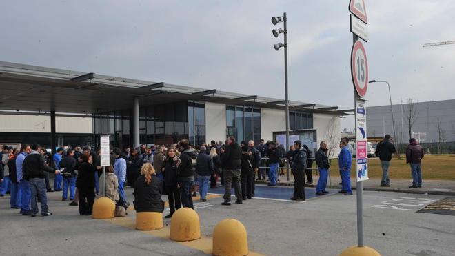 Piaggio, lo sciopero della Fiom blocca l’ingresso delle merci