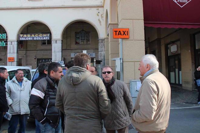 Tassisti, protesta davanti a palazzo Civico. Traffico bloccato 