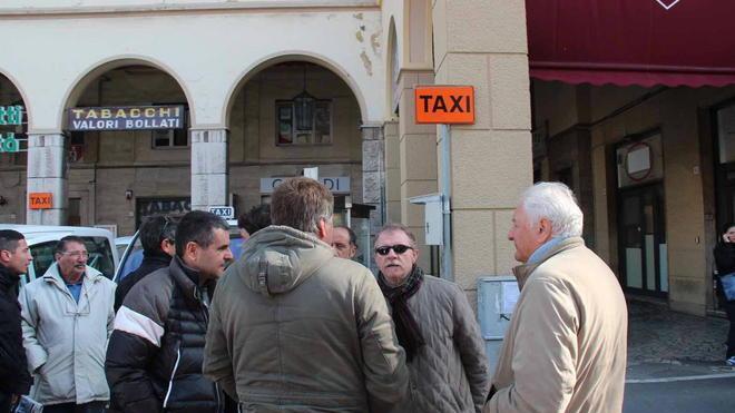 Tassisti, protesta davanti a palazzo Civico. Traffico bloccato