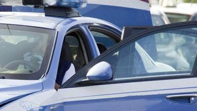 Dà fuoco alla casa e minaccia la madre: tu morirai con me