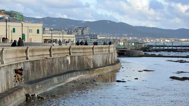 Macchia bianca spiaggiata tra il porto e la terrazza Mascagni
