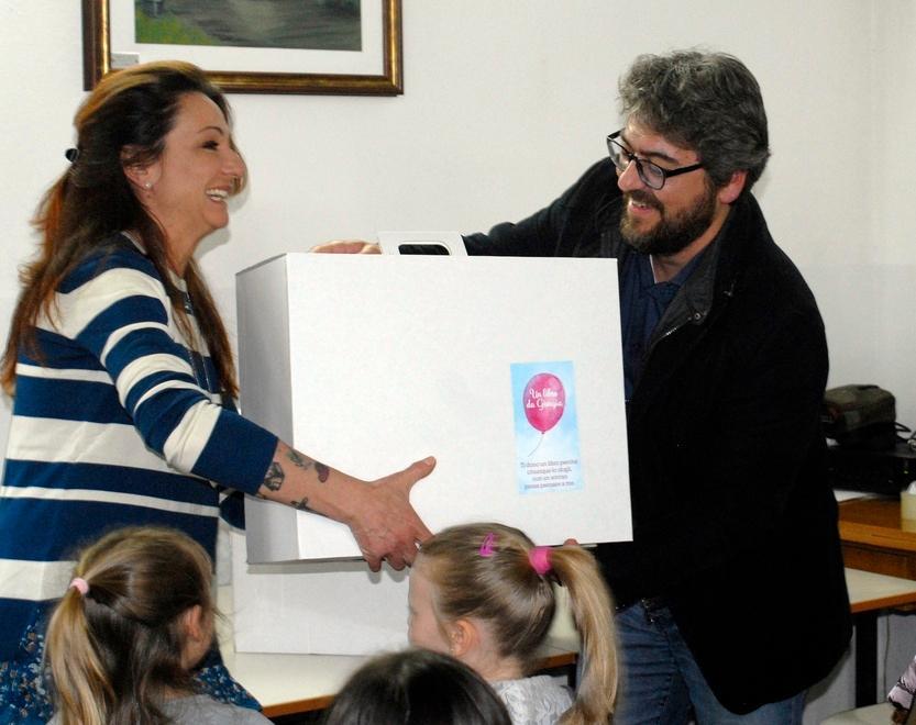 La consegna dei libri acquistati con i fondi raccolti per Giorgia dalla famiglia Carli alle scuole di Scarlino e Gavorrano (foto Giancarlo Grassi)