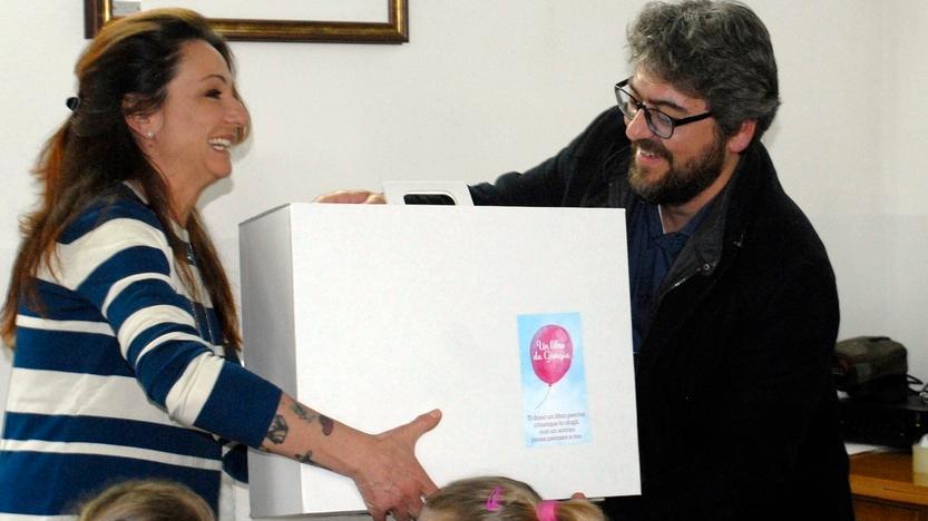 La consegna dei libri acquistati con i fondi raccolti per Giorgia dalla famiglia Carli alle scuole di Scarlino e Gavorrano (foto Giancarlo Grassi)