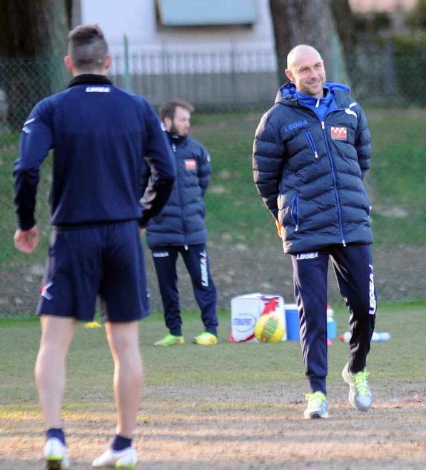 Stefano Sottili mentre conduce un allenamento della Pistoiese nella stagione 2014-15