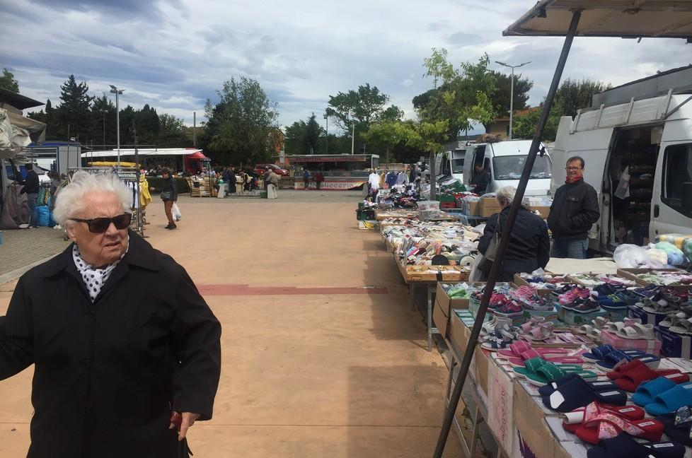 Un momento del mercato di Rosignano, lunedì 13 maggio
